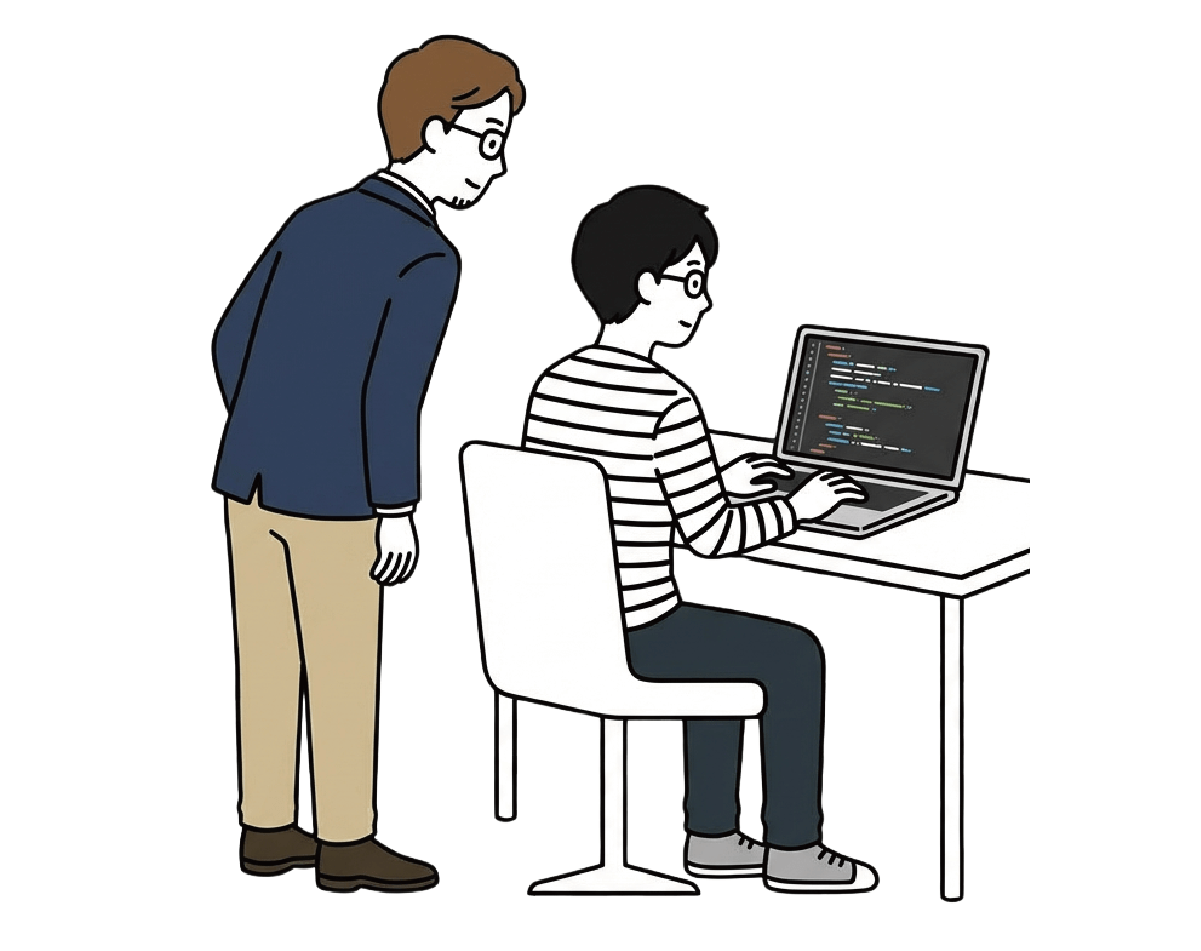 男性プログラマーがノートPCでコードを書き、後ろから上司が覗き込んでいる様子